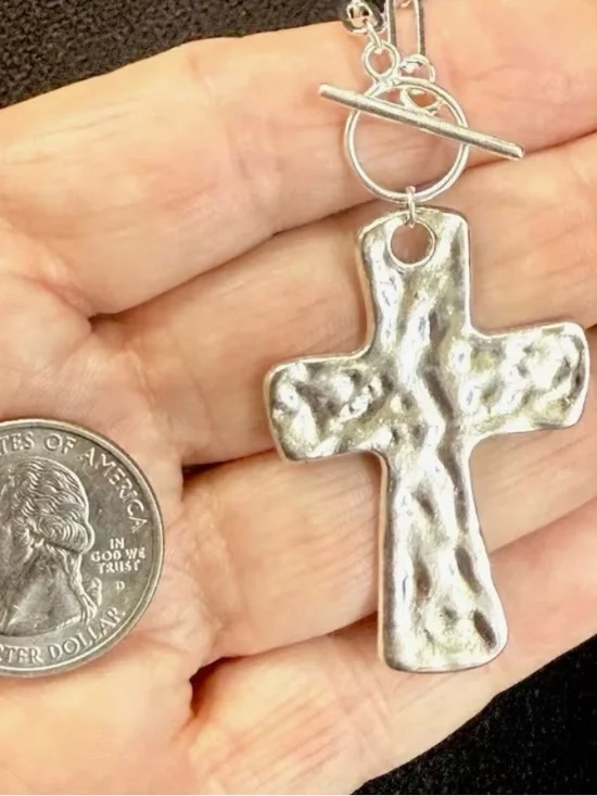 🩶 Hammered Cross Pendant Toggle Clasp Necklace - Silver Tone Paperclip Chain 🩶 - Picture 6 of 9